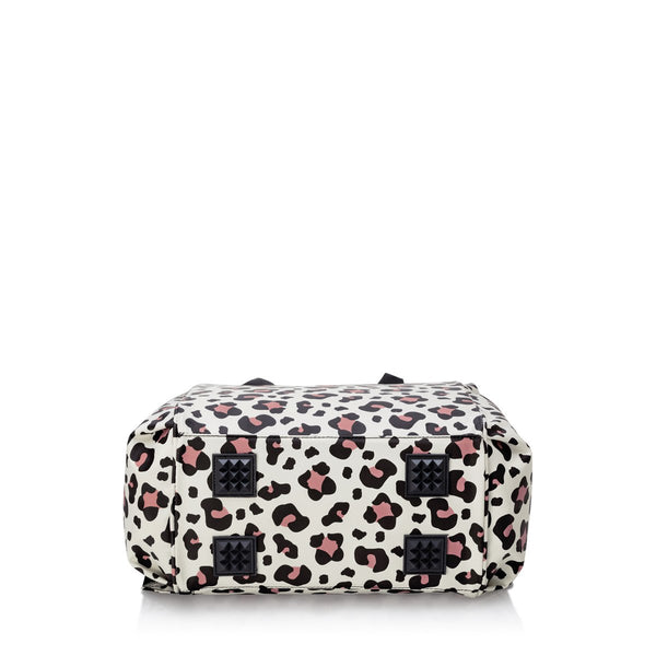 https://www.swiglife.com/cdn/shop/products/swig-life-packi-luxy-leopard-bottom-view_grande.jpg?v=1700157393